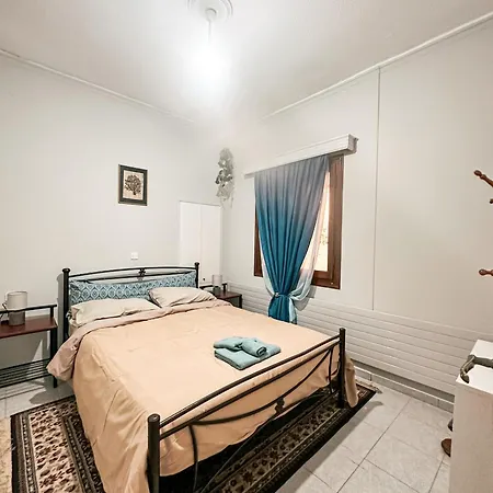 Ta Sokakia Apartamento Karpenísion